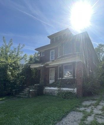 view of front of property with a front yard and a porch