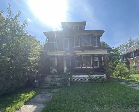 5037 Iroquois St, Detroit, MI 48213 - view of front of home featuring covered porch and a front lawn