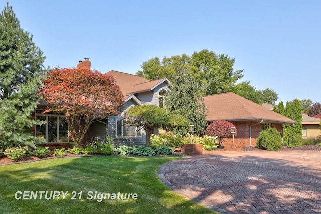 view of front of property featuring a front lawn