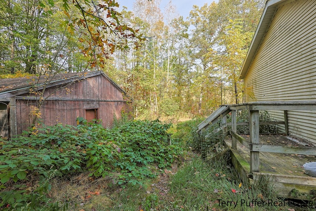 view of yard with an outbuilding