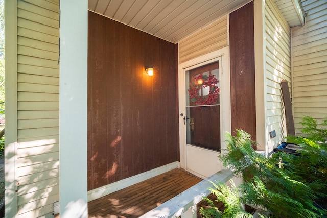 property entrance featuring a porch