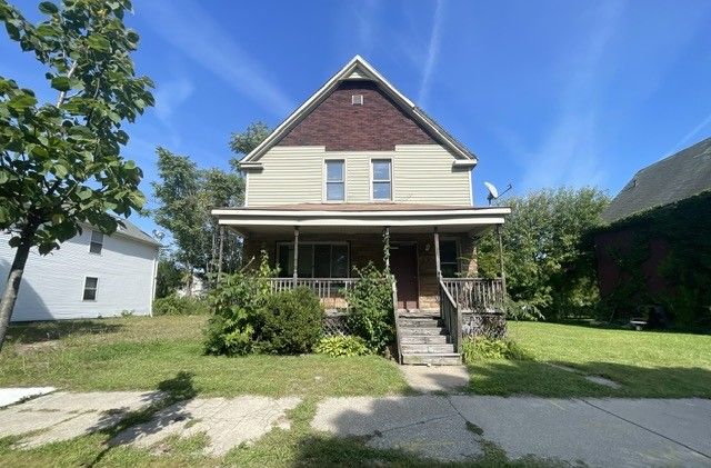 view of front of house featuring covered porch and a front yard