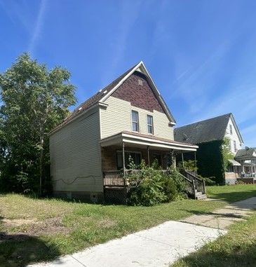 3872 Fischer St, Detroit, MI 48214 - view of front facade featuring covered porch and a front yard