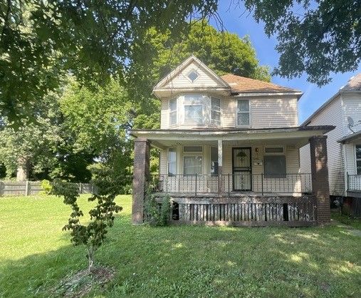 view of front of home with covered porch and a front yard