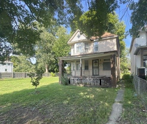 view of front of house with covered porch and a front yard