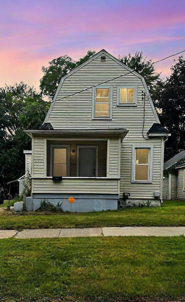 view of front of property with a lawn