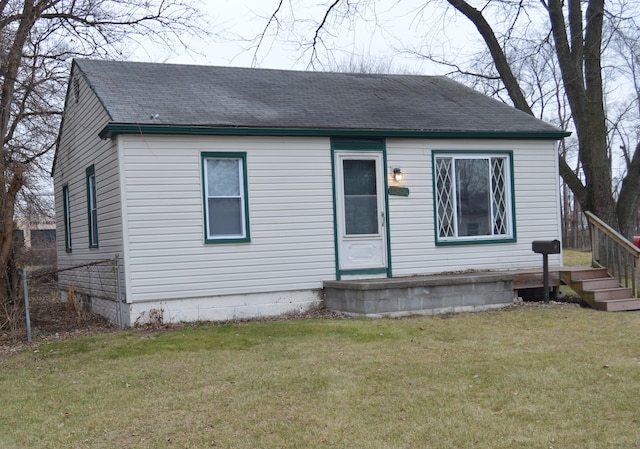 view of front facade featuring a front lawn