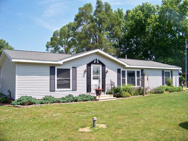 single story home featuring a front lawn