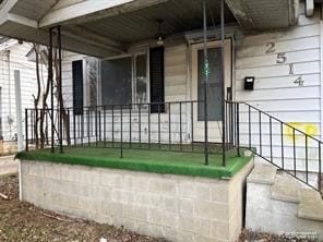 property entrance featuring a porch