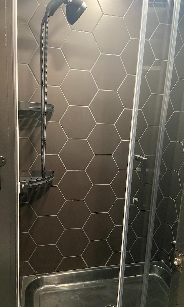 bathroom featuring tiled shower