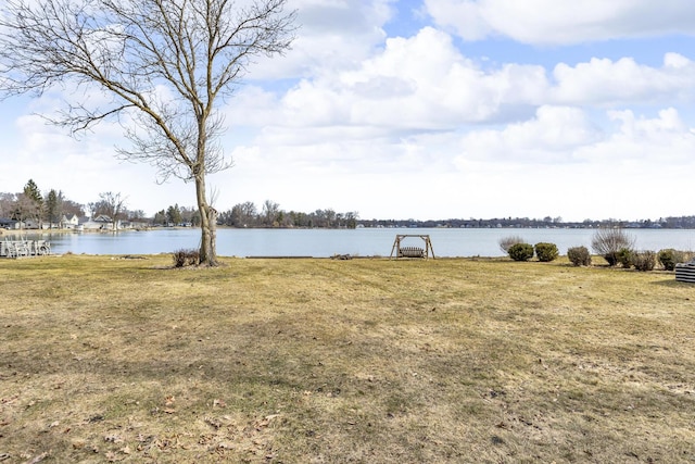 view of yard featuring a water view