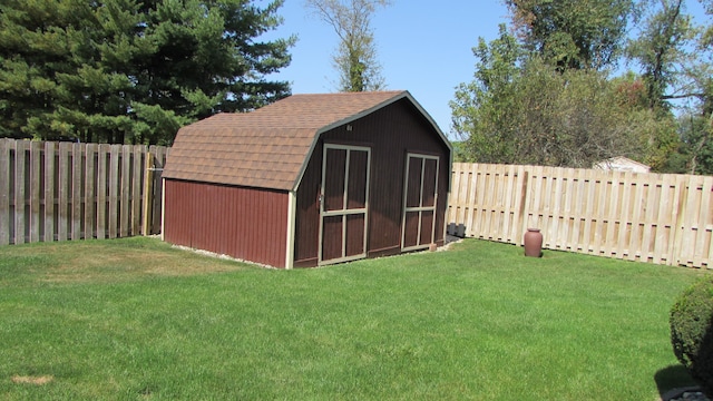 view of outdoor structure with a yard