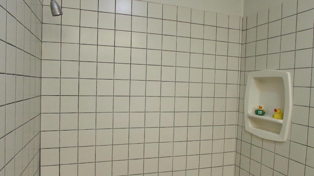 bathroom featuring a tile shower