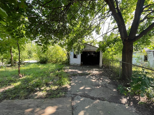 view of yard featuring an outdoor structure