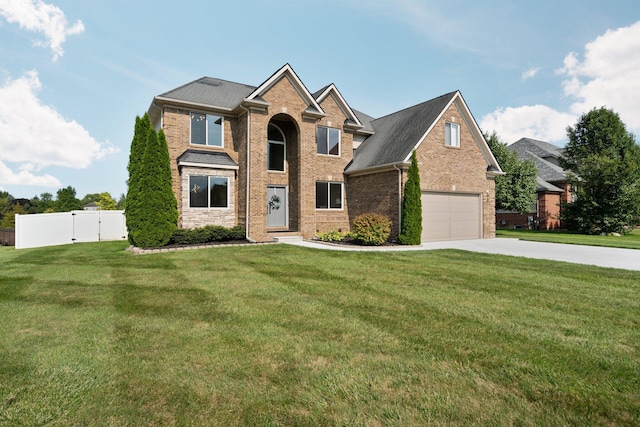 view of front of property featuring a front yard