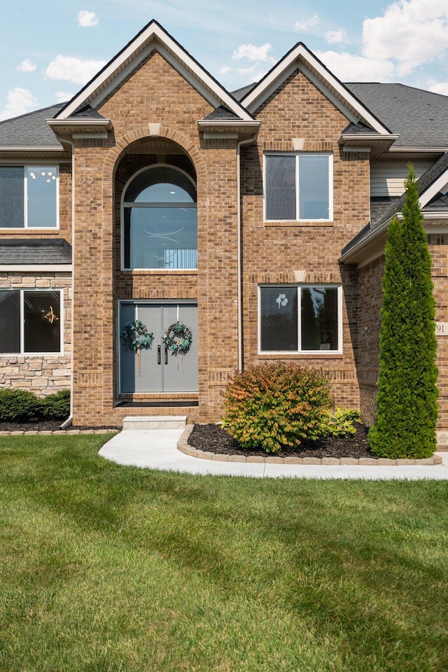 view of front of home featuring a front lawn