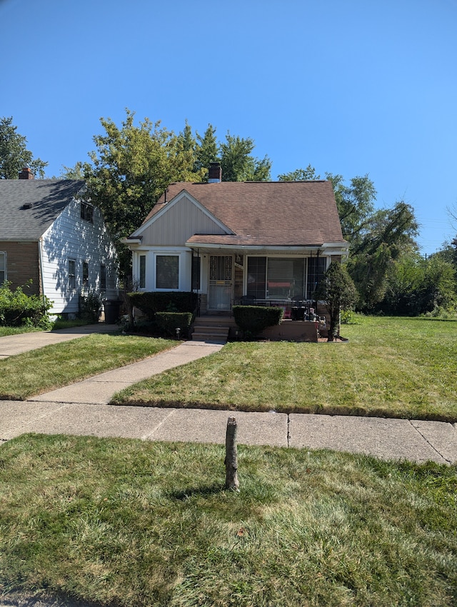 view of front of house featuring covered porch and a front yard