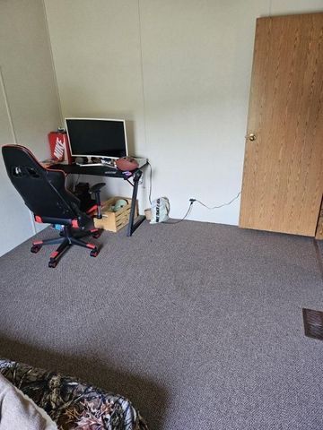 office featuring carpet