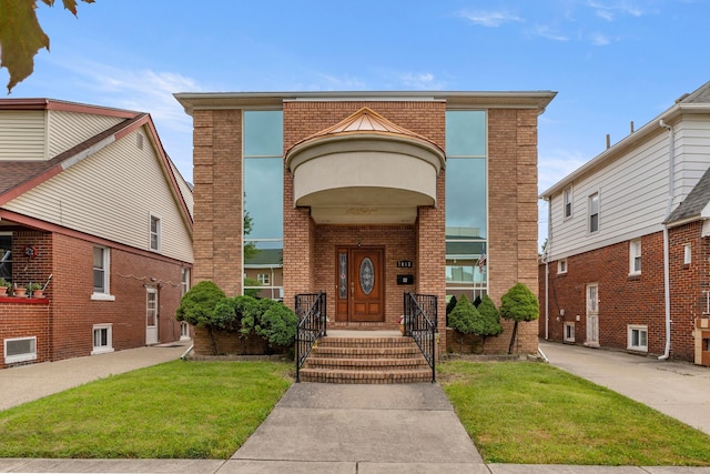 view of front of property featuring a front yard