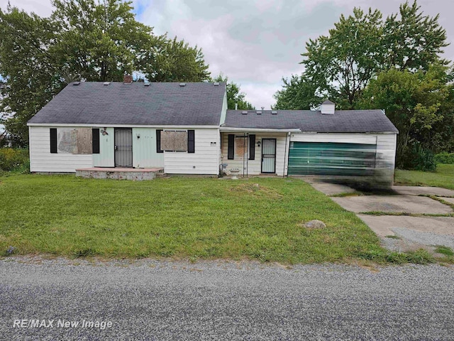 view of front of property with a front lawn