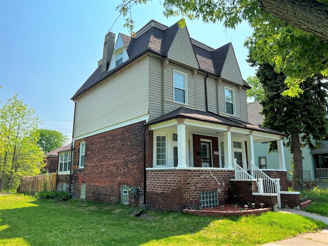 view of front facade featuring a porch and a front yard