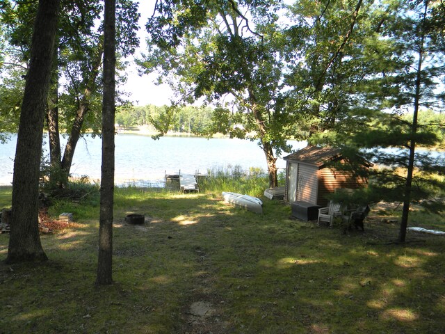 view of yard featuring a water view