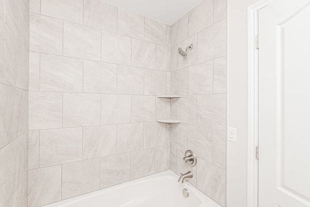 bathroom featuring tiled shower / bath combo