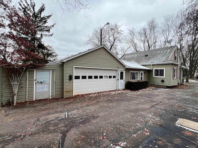 view of front facade featuring a garage