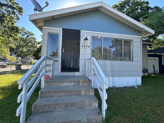 bungalow featuring a front lawn