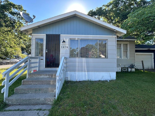 bungalow-style house featuring a front lawn