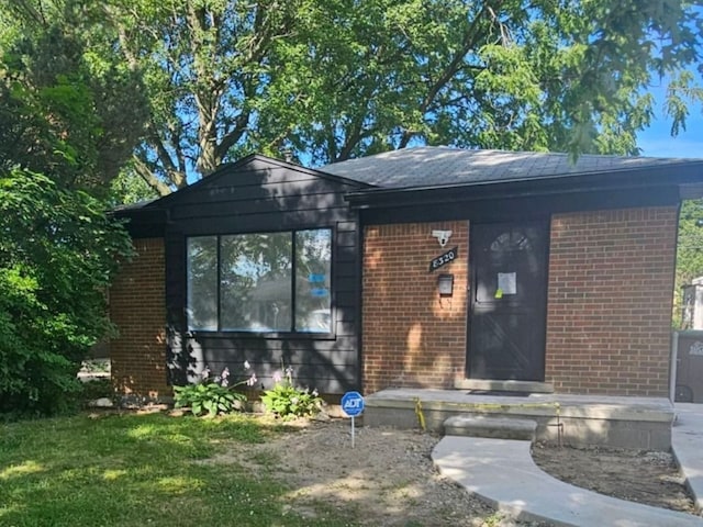 view of front of house with a front lawn