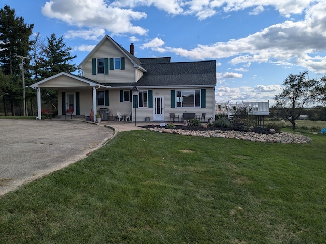 view of front of property featuring a wooden deck and a front yard