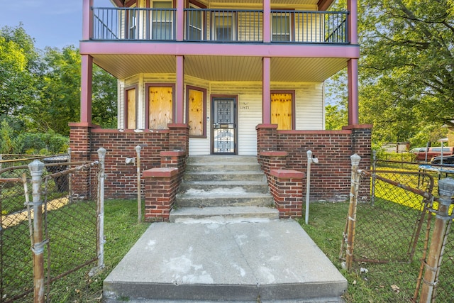 view of front facade with a front lawn and covered porch