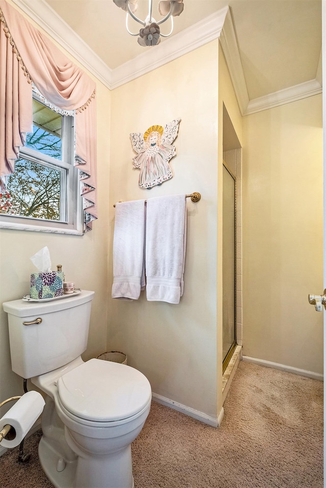 bathroom featuring crown molding, a shower with door, a chandelier, and toilet