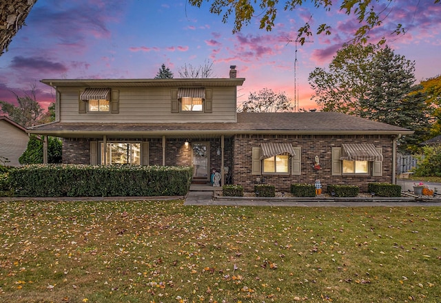 front of property featuring a lawn