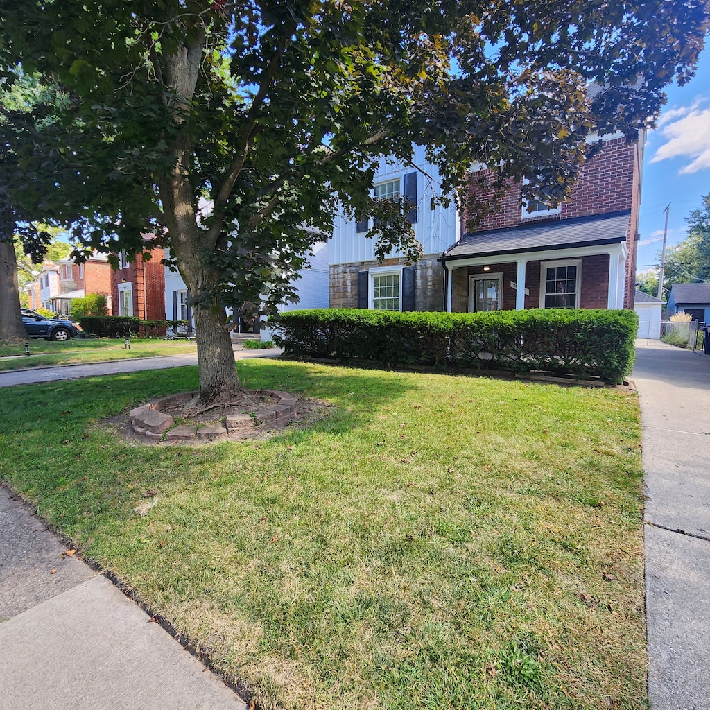 view of front of property featuring a front yard