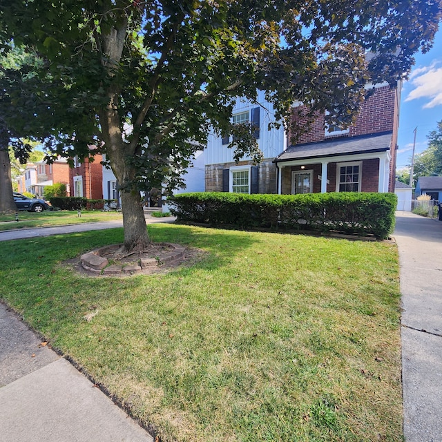 view of front of property featuring a front yard