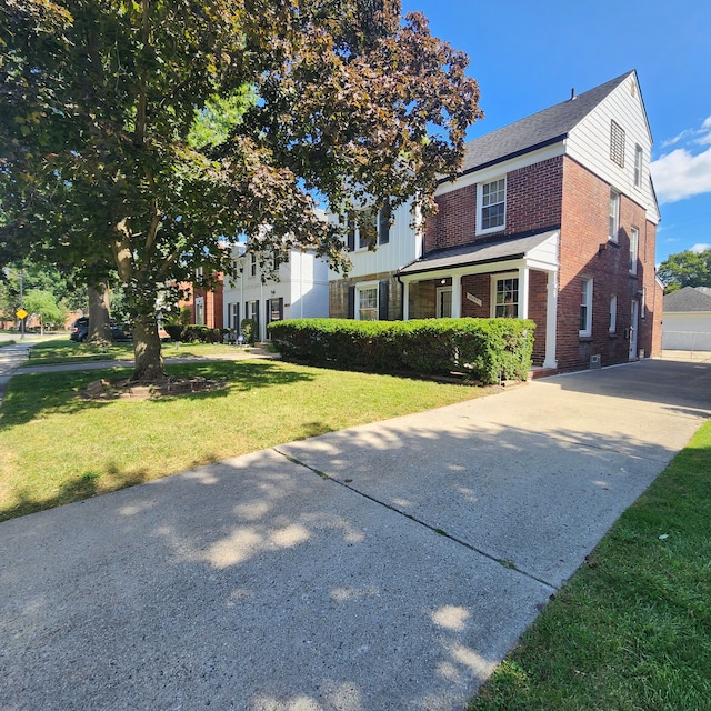 view of front of house featuring a front lawn