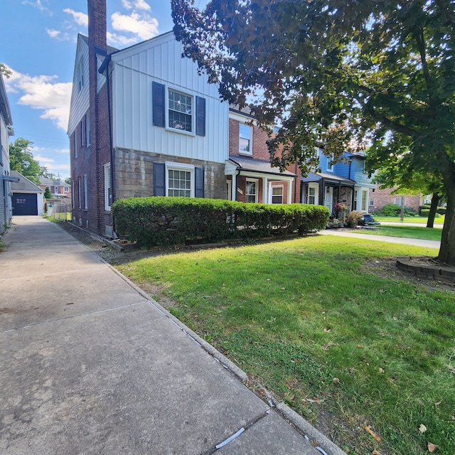 view of front of house featuring a front yard