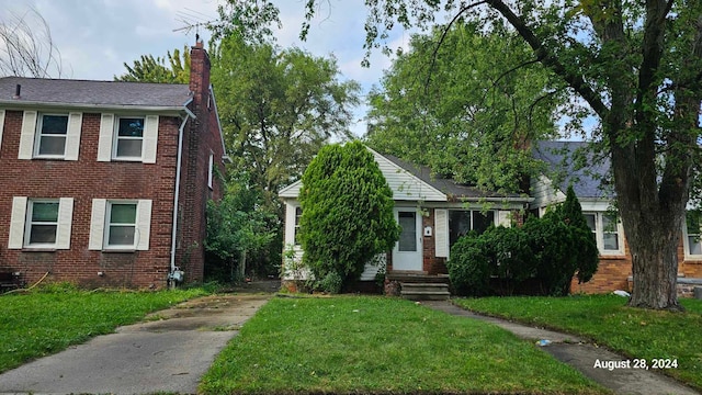 view of front of house featuring a front yard