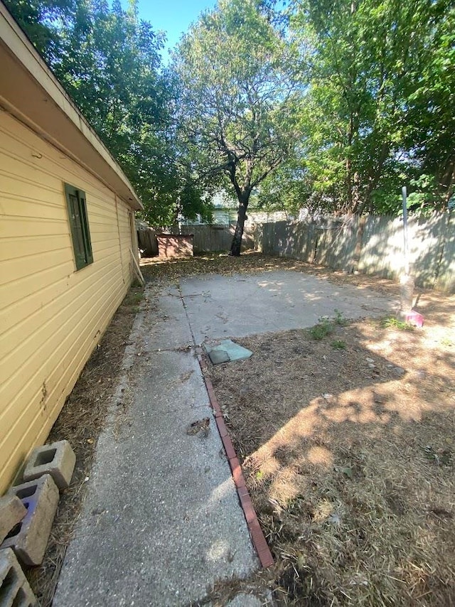 view of yard featuring a patio area