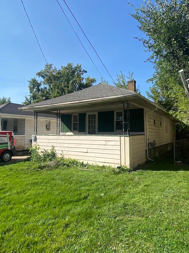 view of front of property with a front yard