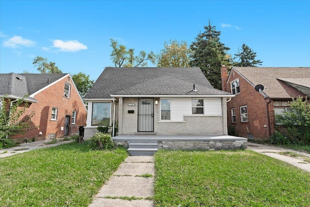 bungalow-style house featuring a front lawn