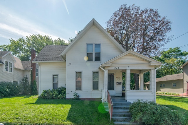 view of front facade featuring a front yard and covered porch