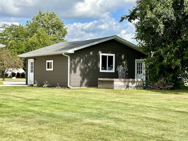 view of side of property featuring a lawn