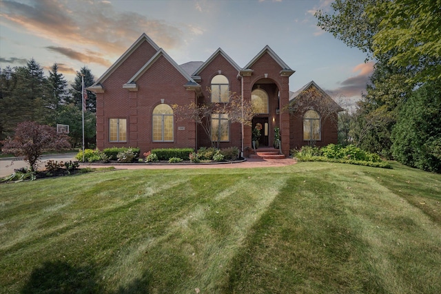 view of front of house featuring a lawn