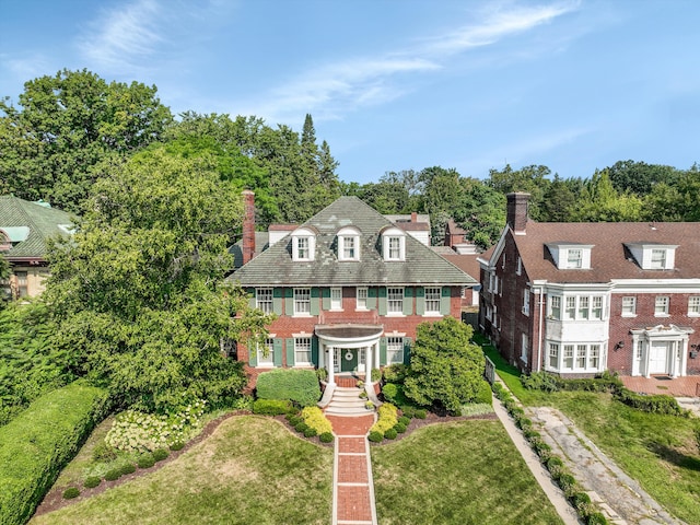 view of front of home featuring a front lawn