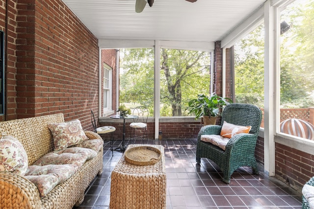 sunroom with ceiling fan