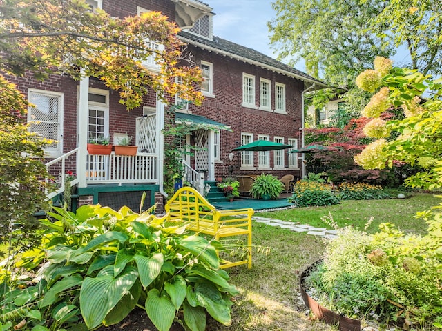 back of house featuring a yard