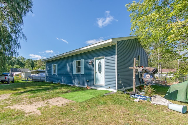 back of house featuring a yard